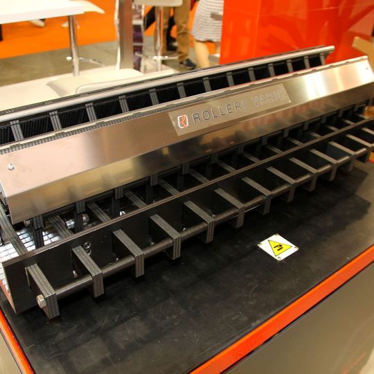 Das Abkantwerkzeug Rolleri Vario ermöglicht das flexible Biegen von Blechen bis 20 mm Dicke.