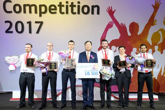 Westeuropa-Siegerin Svetlana Putzlacher (2. von rechts) zusammen mit den weiteren Regional-Preisträgern aus den USA (Nordamerika), Neuseeland (Asien & Pazifik), Russland (Osteuropa), Chile (Mittel- und Südamerika) und Iran (Naher Osten).