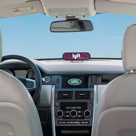Über die Mobilitäts-Dienstleistungs-Tochter „InMotion“ beteiligt sich Jaguar Land Rover an dem Uber-Konkurrenten Lyft. Über die Mobilitäts-Dienstleistungs-Tochter „InMotion“ beteiligt sich Jaguar Land Rover an dem Uber-Konkurrenten Lyft.