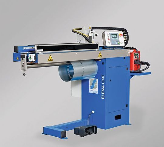 Schnelldorfer Maschinenbau bietet mit der „Elena One“ eine kompakte Längsnahtscheißmaschine anzubieten, die speziell für die Bedürfnisse von Handwerks- und kleineren Industriebetrieben ausgelegt ist, wie das Unternehmen erklärt. Die Stärke des Systems liege in dessen Flexibilität und der Möglichkeit, damit auch Sonderlösungen einfacher verwirklichen zu können. Schnelldorfer Maschinenbau bietet mit der „Elena One“ eine kompakte Längsnahtscheißmaschine anzubieten, die speziell für die Bedürfnisse von Handwerks- und kleineren Industriebetrieben ausgelegt ist, wie das Unternehmen erklärt. Die Stärke des Systems liege in dessen Flexibilität und der Möglichkeit, damit auch Sonderlösungen einfacher verwirklichen zu können.