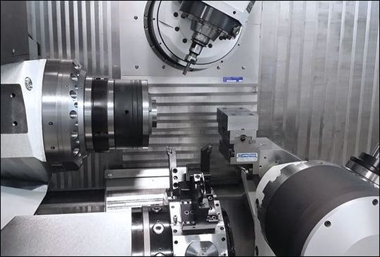 Zone de travail du centre d'usinage 508MT2 x1000. En bas la tourelle de tournage dotée de 12 positions motorisées avec une vitesse de 12'000 t/min montée sur axes Z2 course 300 mm et X2 course 150 mm.