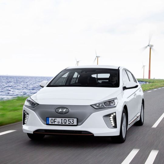 Der Hyundai Ioniq Elektro kostet mindestens 33.300 Euro - hat dafür aber auch exklusive Ausstattungsfeatures. Der Hyundai Ioniq Elektro kostet mindestens 33.300 Euro - hat dafür aber auch exklusive Ausstattungsfeatures.