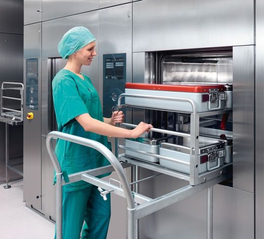 Ein Großsterilisator von Miele Professional – Miele ist Hersteller von Reinigungs-, Desinfektions- und Sterilisationsgeräten für medizinische Einrichtungen und Labore. Ein Großsterilisator von Miele Professional – Miele ist Hersteller von Reinigungs-, Desinfektions- und Sterilisationsgeräten für medizinische Einrichtungen und Labore.