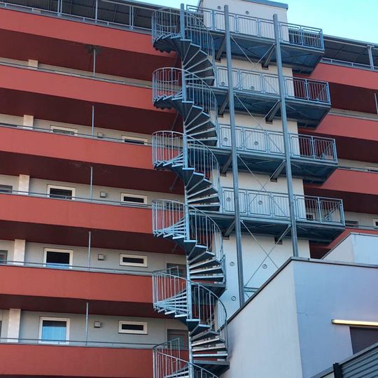 Spindel-Wendeltreppe für den Feuerschutz: Die oberen Geschosse sind über separate Podeste angeschlossen. Spindel-Wendeltreppe für den Feuerschutz: Die oberen Geschosse sind über separate Podeste angeschlossen.