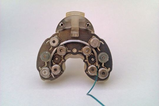 Das Bild zeigt das automatische Instrument zum Wundverschluss von Sutrue. Das Bild zeigt das automatische Instrument zum Wundverschluss von Sutrue.