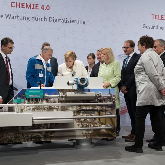 Eine Plattform für Indutrie 4.0 in der Chemie: BASF, SAP, Pepperl+Fuchs, Samson und Endress+Hauser präsentierten Bundeskanzlerin Angela Merkel gemeinsam die Möglichkeiten der Digitalisierung. Eine Plattform für Indutrie 4.0 in der Chemie: BASF, SAP, Pepperl+Fuchs, Samson und Endress+Hauser präsentierten Bundeskanzlerin Angela Merkel gemeinsam die Möglichkeiten der Digitalisierung.