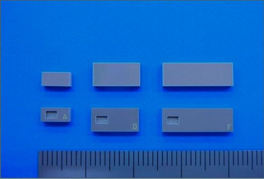 Keramische Bauteile mit integrierter RFID-Antenne (Skala mit 1,0 mm Schritten). Die auf IoT abzielende Entwicklung von Kyocera ermöglicht neue RFID-Applikationen für den Automotive- und mHealth-Markt. Keramische Bauteile mit integrierter RFID-Antenne (Skala mit 1,0 mm Schritten). Die auf IoT abzielende Entwicklung von Kyocera ermöglicht neue RFID-Applikationen für den Automotive- und mHealth-Markt.