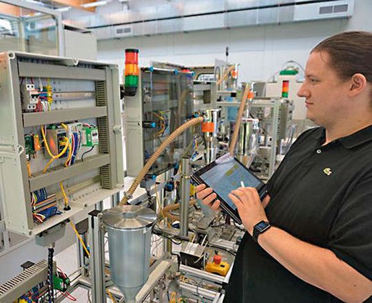 Wissenschaftler der Hochschule Westfalen-Lippe haben gemeinsam mit Industriepartnern eine Automatisierungssoftware mit künstlicher Intelligenz entwickelt. Wissenschaftler der Hochschule Westfalen-Lippe haben gemeinsam mit Industriepartnern eine Automatisierungssoftware mit künstlicher Intelligenz entwickelt.