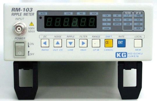 Das Ripple- und Noisemeter RM-103 misst Spannungen bis 3000 mV pp. Das Ripple- und Noisemeter RM-103 misst Spannungen bis 3000 mV pp.