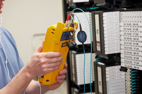 Die Entwicklung der Multimode-Fasern-Technik und den dabei resultierenden Anwendungen mit höherer Bandbreite haben die Art verändert, wie Multimode-Fasern vor Ort getestet werden. Die Entwicklung der Multimode-Fasern-Technik und den dabei resultierenden Anwendungen mit höherer Bandbreite haben die Art verändert, wie Multimode-Fasern vor Ort getestet werden.