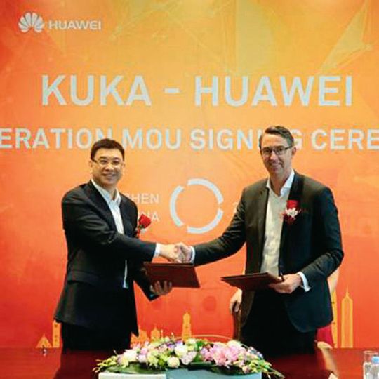 William Xu (l.), Executive Director of the Board & Chief Strategy Marketing Officer, Huawei, und Dr. Till Reuter, CEO der Kuka AG, bei der Vertragsunterzeichnung in Shenzhen. William Xu (l.), Executive Director of the Board & Chief Strategy Marketing Officer, Huawei, und Dr. Till Reuter, CEO der Kuka AG, bei der Vertragsunterzeichnung in Shenzhen.