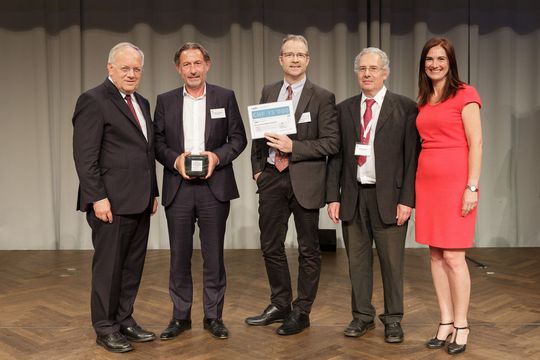 Bundesrat Johann Schneider-Ammann (l). bei der Preisverleihung an Vertreter von Maxivax und den Universitätsspitälern Genf zusammen mit Gabor Szeleky (r.) von CTI – Commission für Technologie und Innovation, der Trägerin des Awards. Bundesrat Johann Schneider-Ammann (l). bei der Preisverleihung an Vertreter von Maxivax und den Universitätsspitälern Genf zusammen mit Gabor Szeleky (r.) von CTI – Commission für Technologie und Innovation, der Trägerin des Awards.