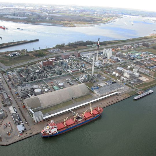 Der ehemalige Lanxess-Mutterkonzern Bayer gehörte zu den ersten Firmen, die sich im Hafengebiet an der Scheldemündung niederließen. Heute ist Antwerpen nicht nur einer der größten Häfen Europas, sondern auch einer der bedeutendsten Chemie- und Petrochemie-Standorte des Kontinents. Der ehemalige Lanxess-Mutterkonzern Bayer gehörte zu den ersten Firmen, die sich im Hafengebiet an der Scheldemündung niederließen. Heute ist Antwerpen nicht nur einer der größten Häfen Europas, sondern auch einer der bedeutendsten Chemie- und Petrochemie-Standorte des Kontinents.