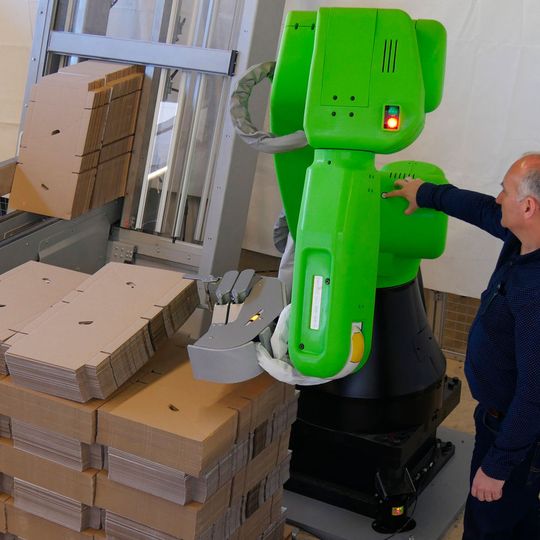 Mensch und Maschine können bei der Cobotic-Version der Magazinladelösung Flexiload ohne Schutzzaun zusammenarbeiten. Mensch und Maschine können bei der Cobotic-Version der Magazinladelösung Flexiload ohne Schutzzaun zusammenarbeiten.