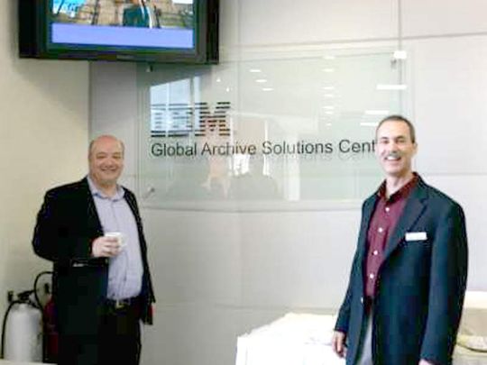 Zur Eröffnung führten die IBM-Berater Tony Pearson (li.) und Harley Puckett (re.) durch das Global Archive Solutions Center. Zur Eröffnung führten die IBM-Berater Tony Pearson (li.) und Harley Puckett (re.) durch das Global Archive Solutions Center.