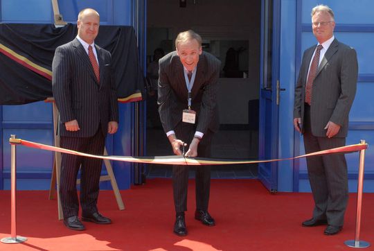 Strahlen bei der offiziellen Werkseröffnung mit der Sonne um die Wette (v.l.n.r.): Luc Switten, CEO der Connect-Systems-Gruppe von IPTE, seine Exzellenz, der Botschafter von Belgien Philippe Roland und Huub Baren, Chairman of the Board der IPTE-Gruppe Strahlen bei der offiziellen Werkseröffnung mit der Sonne um die Wette (v.l.n.r.): Luc Switten, CEO der Connect-Systems-Gruppe von IPTE, seine Exzellenz, der Botschafter von Belgien Philippe Roland und Huub Baren, Chairman of the Board der IPTE-Gruppe
