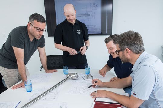 Kurze Entscheidungswege und eine enge Zusammenarbeit mit den Kunden sind das Erfolgsgeheimnis der Jato-Düsenbau AG. Kurze Entscheidungswege und eine enge Zusammenarbeit mit den Kunden sind das Erfolgsgeheimnis der Jato-Düsenbau AG.