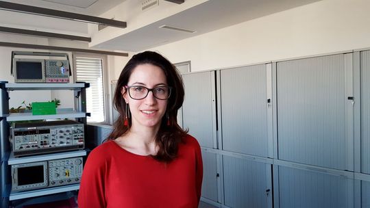 Valeria Toffoli arbeitete seit April 2016 als Applikationsingenieurin für Analog Devices (ADI). Sie studierte Elektrotechnik an der Universität Triest, wo sie auch in dem Bereich MEMS-Sensoren für biologische Anwendungen promovierte. Nach einem zweijährigen Post-Dokturalem Forschungsstipendium im Bereich Gassensoren bei der CEA in Grenoble, Frankreich, kam sie zu ADI in München (Deutschland). Bei Analog Devices arbeitet Sie in der technischen Kundenbetreuung für den Automobilbereich. Valeria Toffoli arbeitete seit April 2016 als Applikationsingenieurin für Analog Devices (ADI). Sie studierte Elektrotechnik an der Universität Triest, wo sie auch in dem Bereich MEMS-Sensoren für biologische Anwendungen promovierte. Nach einem zweijährigen Post-Dokturalem Forschungsstipendium im Bereich Gassensoren bei der CEA in Grenoble, Frankreich, kam sie zu ADI in München (Deutschland). Bei Analog Devices arbeitet Sie in der technischen Kundenbetreuung für den Automobilbereich.