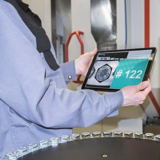 Das Fraunhofer IPM hat mit "Track & Trace Fingerprint" ein markerfreies System zur Rückverfolgung von Massenbauteilen entwickelt. Das Fraunhofer IPM hat mit "Track & Trace Fingerprint" ein markerfreies System zur Rückverfolgung von Massenbauteilen entwickelt.