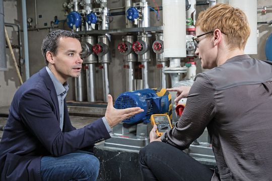 PEIK bietet den KMU einen bedarfsgerechten Einstieg für Energiesparprojekte, mit denen sie viel Geld sparen können. Bei einer Energierechnung von 30 000 Franken für Strom, Wärme und Benzin können so sehr rasch Einsparungen von 3000 bis 4500 Franken pro Jahr erzielt werden. PEIK bietet den KMU einen bedarfsgerechten Einstieg für Energiesparprojekte, mit denen sie viel Geld sparen können. Bei einer Energierechnung von 30 000 Franken für Strom, Wärme und Benzin können so sehr rasch Einsparungen von 3000 bis 4500 Franken pro Jahr erzielt werden.