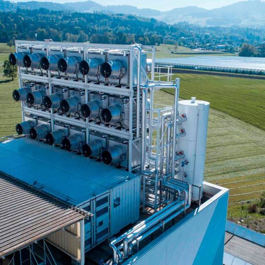 Die CO2-Filter Anlage steht vor dem Gewächshaus in dem die Pflanzen mit dem CO2 gedüngt werden. Die CO2-Filter Anlage steht vor dem Gewächshaus in dem die Pflanzen mit dem CO2 gedüngt werden.