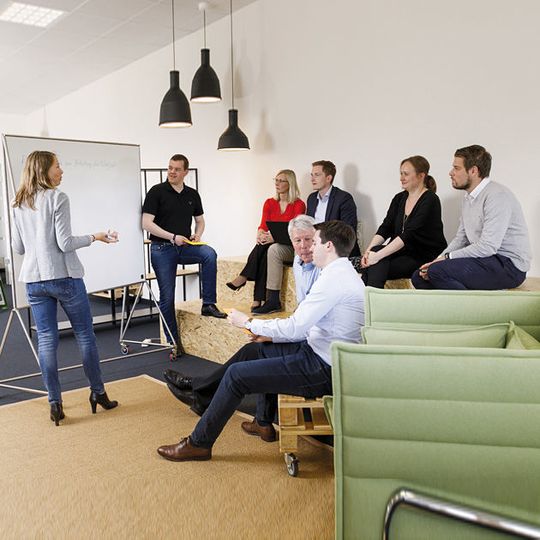 Das Bürokonzept der MAN-Zukunftswerkstatt verfolgt einen „Open-Space“-Ansatz – moderne IT-Infrastruktur soll das Arbeiten zudem künftig schneller und vernetzter ermöglichen. Das Bürokonzept der MAN-Zukunftswerkstatt verfolgt einen „Open-Space“-Ansatz – moderne IT-Infrastruktur soll das Arbeiten zudem künftig schneller und vernetzter ermöglichen.