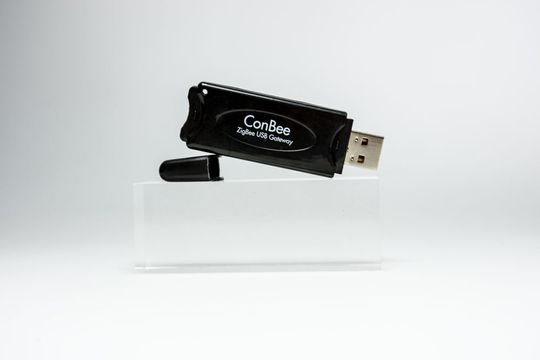 Die plattformunabhängige Lichtsteuerung „ConBee“ mit ZigBee von dresden elektronik ist in einem neuen Design. Die plattformunabhängige Lichtsteuerung „ConBee“ mit ZigBee von dresden elektronik ist in einem neuen Design.
