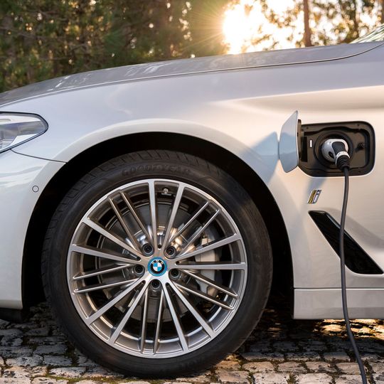 Magna fertigt ab Juli 2017 nun auch das Plug-in-Hybrid-Modell 530e von BMW in gewissen Volumenumfängen in Graz. Magna fertigt ab Juli 2017 nun auch das Plug-in-Hybrid-Modell 530e von BMW in gewissen Volumenumfängen in Graz.