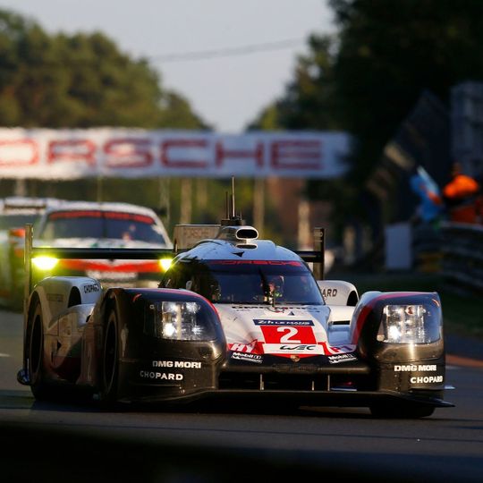 Porsche holte zum dritten Mal in Folge den Pokal in Le Mans. Porsche holte zum dritten Mal in Folge den Pokal in Le Mans.