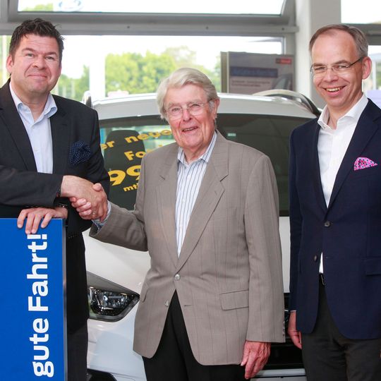 Christian Welling (v.li.), Geschäftsführer der Karlsruher Graf-Hardenberg-Betriebe, Gerhard Wörner, Inhaber des Autohauses Ritter, und Thomas Lämmerhirt, Vorstandsvorsitzender von Graf Hardenberg.