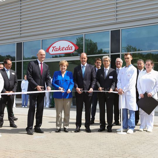 Bundeskanzlerin Angela Merkel eröffnete gemeinsam mit Ministerpräsident Dietmar Woidke (links), dem japanischen Botschafter Takeshi Yagi (rechts) sowie Takeda President & CEO Christophe Weber das neue Produktionsgebäude von Takeda in Oranienburg. Bundeskanzlerin Angela Merkel eröffnete gemeinsam mit Ministerpräsident Dietmar Woidke (links), dem japanischen Botschafter Takeshi Yagi (rechts) sowie Takeda President & CEO Christophe Weber das neue Produktionsgebäude von Takeda in Oranienburg.