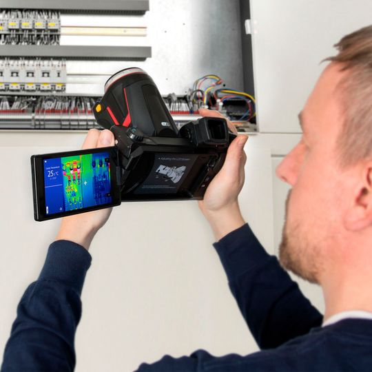 Thermografieren über Kopf und an schwer zugänglichen Objekten: Mit der neuen Thermografiekamera Compact-IR 400 von Infratec soll dies mit größerem Bildformat und detaillierter möglich werden. Thermografieren über Kopf und an schwer zugänglichen Objekten: Mit der neuen Thermografiekamera Compact-IR 400 von Infratec soll dies mit größerem Bildformat und detaillierter möglich werden.