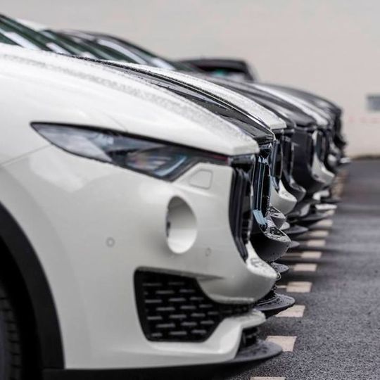 Seit Kurzem kann man auf dem Ku'damm auch Maseratis anschauen. Seit Kurzem kann man auf dem Ku'damm auch Maseratis anschauen.