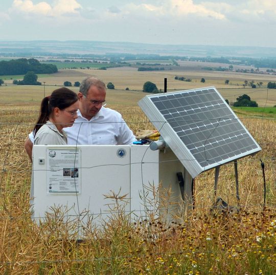 Auf einer Untersuchungsfläche für Bodensickerwasser im Hainich CZE kontrollieren SFB-Sprecher Prof. Kai Uwe Totsche und Geologin Katharina Lehmann von der Uni Jena die Stationsparameter. Auf einer Untersuchungsfläche für Bodensickerwasser im Hainich CZE kontrollieren SFB-Sprecher Prof. Kai Uwe Totsche und Geologin Katharina Lehmann von der Uni Jena die Stationsparameter.