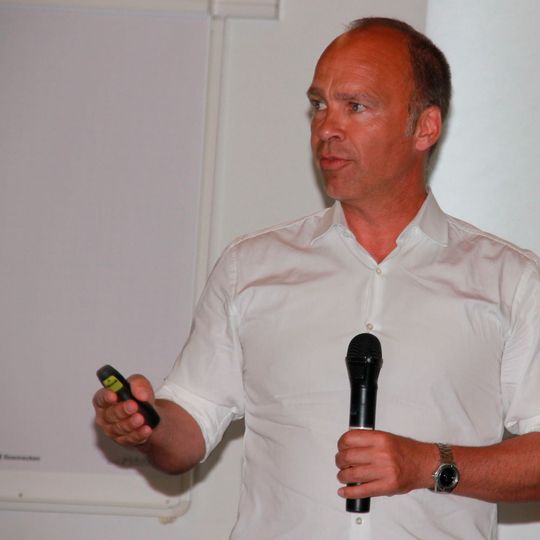 Denker treffen Lenker, so lautete die Überschrift der Veranstaltung der Innovationsregion Mainfranken. Prof. Thomas Bauernhansl zeigte die Zusammenhänge auf und gab Tipps ans mittelständisch geprägte Publikum. Denker treffen Lenker, so lautete die Überschrift der Veranstaltung der Innovationsregion Mainfranken. Prof. Thomas Bauernhansl zeigte die Zusammenhänge auf und gab Tipps ans mittelständisch geprägte Publikum.