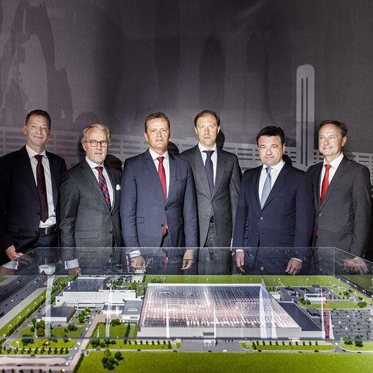 Bei der Enthüllung des 3D-Modells für das neue Mercedes-Benz Pkw-Werk Moscovia in Russland waren Verantworliche von Mercedes-Benz sowie politische Vertreter vor Ort. Bei der Enthüllung des 3D-Modells für das neue Mercedes-Benz Pkw-Werk Moscovia in Russland waren Verantworliche von Mercedes-Benz sowie politische Vertreter vor Ort.