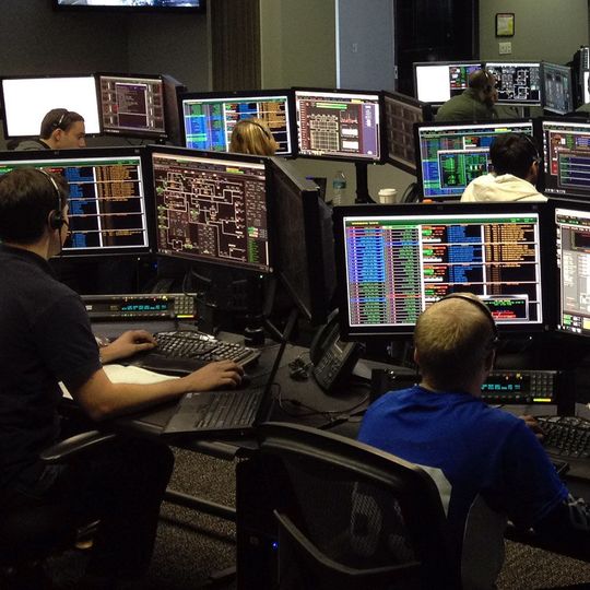 In einem Security Operations Center (SOC) laufen die Fäden aller sicherheitsrelevanten IT-Systeme eines Unternehmens zusammen. In einem Security Operations Center (SOC) laufen die Fäden aller sicherheitsrelevanten IT-Systeme eines Unternehmens zusammen.