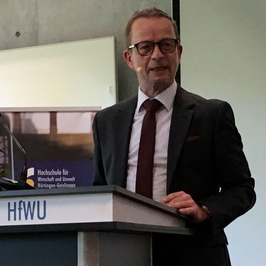 Initiator Prof. Stefan Reindl moderierte das Auftaktforum des Automobilsommers. Initiator Prof. Stefan Reindl moderierte das Auftaktforum des Automobilsommers.