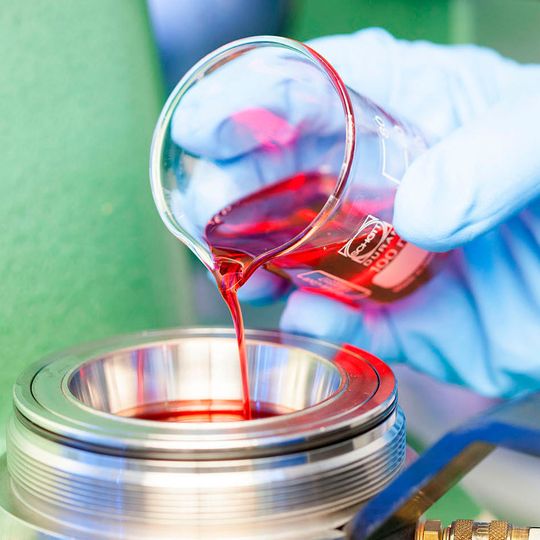 Am neuen Friction & Motion Competence Center werden die Wissenschaftler zum Beispiel ihr Augenmerk nicht allein auf die Potenziale von Schmiermittel-Additiven richten, so Dr. Düssel weiter, sondern sich auch mit Fluidsystemen, Oberflächendesigns und Hochleistungspolymeren beschäftigen. Am neuen Friction & Motion Competence Center werden die Wissenschaftler zum Beispiel ihr Augenmerk nicht allein auf die Potenziale von Schmiermittel-Additiven richten, so Dr. Düssel weiter, sondern sich auch mit Fluidsystemen, Oberflächendesigns und Hochleistungspolymeren beschäftigen.