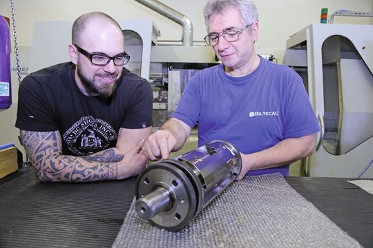 Die Spezialisten der Rundschleifabteilung (Vincenzo Machitelli und Roman Wieland) besprechen die Fertigungsabläufe der Druckwalzen. Die Spezialisten der Rundschleifabteilung (Vincenzo Machitelli und Roman Wieland) besprechen die Fertigungsabläufe der Druckwalzen.