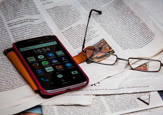Ganz traditionell über Zeitung, Kontakte, Job-Messen oder doch lieber digital über die sozialen Netzwerke – wie sieht die Jobsuche bei jungen Talenten heute aus? Ganz traditionell über Zeitung, Kontakte, Job-Messen oder doch lieber digital über die sozialen Netzwerke – wie sieht die Jobsuche bei jungen Talenten heute aus?