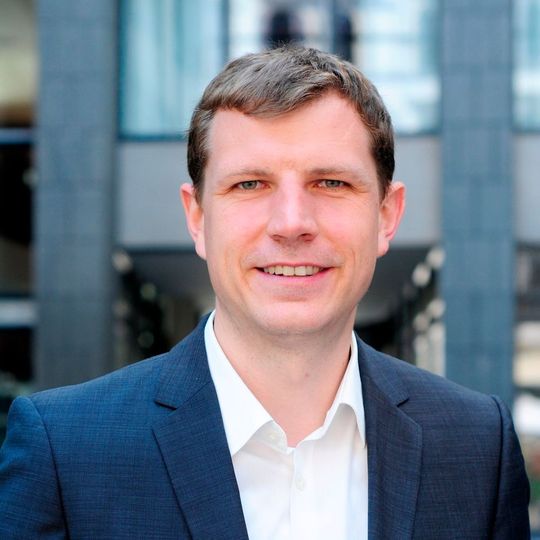 Sicherheit im IoT: Dirk Czepluch ist VP der Business Units Network Analytics und Network Protection bei Rohde & Schwarz Cybersecurity. Sicherheit im IoT: Dirk Czepluch ist VP der Business Units Network Analytics und Network Protection bei Rohde & Schwarz Cybersecurity.