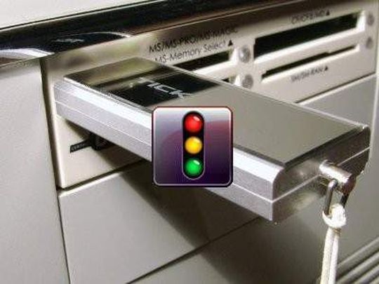 Endpoint Protector 2008 schützt wertvolle Firmenddaten vor Datenverlust oder Diebstahl und bietet Nachverfolgbarkeit des Datentransfers und garantierte Datenverschlüsselung. Endpoint Protector 2008 schützt wertvolle Firmenddaten vor Datenverlust oder Diebstahl und bietet Nachverfolgbarkeit des Datentransfers und garantierte Datenverschlüsselung.