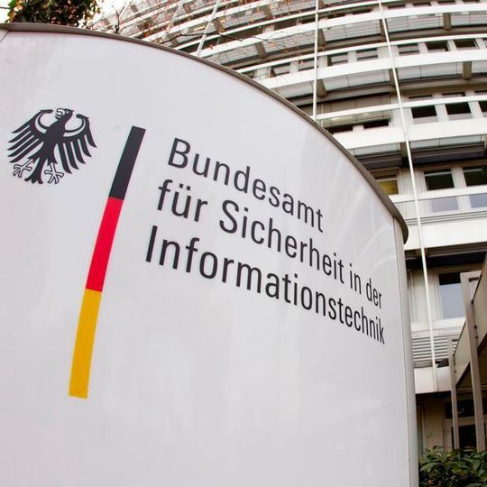 Software- und App-Anbieter können eigene eID-Kernel entwickeln und durch das BSI zertifizieren lassen. Software- und App-Anbieter können eigene eID-Kernel entwickeln und durch das BSI zertifizieren lassen.