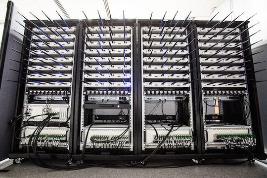 Die Universitäten Bristol und Lund implementierten den weltweit erste echtzeitfähigen Prüfstand für Massive MIMO mit 128 Antennen, mit dem zwei Weltrekorde in Folge bei der spektralen Effizienz von Drahtlosnetzen aufgestellt wurden. Die Universitäten Bristol und Lund implementierten den weltweit erste echtzeitfähigen Prüfstand für Massive MIMO mit 128 Antennen, mit dem zwei Weltrekorde in Folge bei der spektralen Effizienz von Drahtlosnetzen aufgestellt wurden.