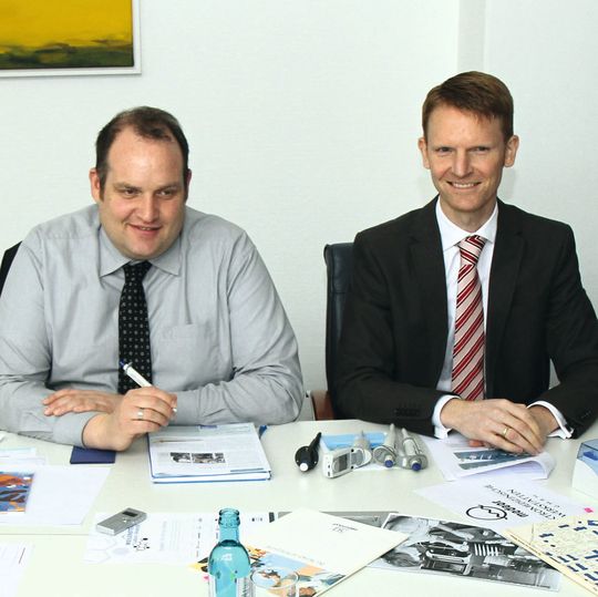 Abb. 1: Dr. Kay Koerner, (im Bild links) Project Leader Marketing for Industrial Markets, Healthcare, Medical Devices, Eppendorf AG und Dr. Florian Bundis, (im Bild rechts) Global Product Manager Liquid Handling, Eppendorf AG Abb. 1: Dr. Kay Koerner, (im Bild links) Project Leader Marketing for Industrial Markets, Healthcare, Medical Devices, Eppendorf AG und Dr. Florian Bundis, (im Bild rechts) Global Product Manager Liquid Handling, Eppendorf AG