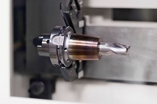 Die neuen flexiblen Fertigungssysteme bei Pilatus in Stans sind durchgängig mit Werkzeugaufnahmen von Haimer bestückt (im Bild ein Schrumpffutter mit Schnittstelle HSK-A 63/80). Die neuen flexiblen Fertigungssysteme bei Pilatus in Stans sind durchgängig mit Werkzeugaufnahmen von Haimer bestückt (im Bild ein Schrumpffutter mit Schnittstelle HSK-A 63/80).