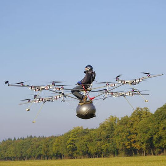 Bemannter Erstflug eines elektrisch angetriebenen Multikopters: Pilot Thomas Senkel hielt den e-volo 90 Sekunden in der Luft. Bemannter Erstflug eines elektrisch angetriebenen Multikopters: Pilot Thomas Senkel hielt den e-volo 90 Sekunden in der Luft.