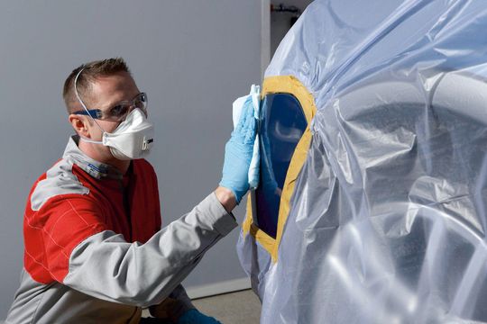 Bei der Lackakademie Speed Repair erhalten die Lackierer Praxishinweise zu möglichen Reparaturzonen, zur Untergrundvorbehandlung und zu passenden Werkzeugen für die Kleinschadenreparatur. Bei der Lackakademie Speed Repair erhalten die Lackierer Praxishinweise zu möglichen Reparaturzonen, zur Untergrundvorbehandlung und zu passenden Werkzeugen für die Kleinschadenreparatur.