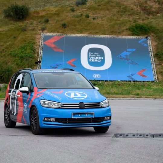 Das „Vision Zero Vehicle“ fährt elektrisch und teilautonom mit einer Vielzahl von Assistenzsystemen. Das „Vision Zero Vehicle“ fährt elektrisch und teilautonom mit einer Vielzahl von Assistenzsystemen.